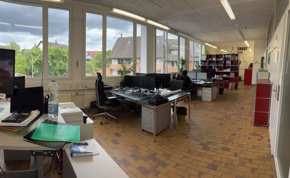 "helle Fabrikloft als Büro/Atelier" an ruhiger Lage von Riedikon
