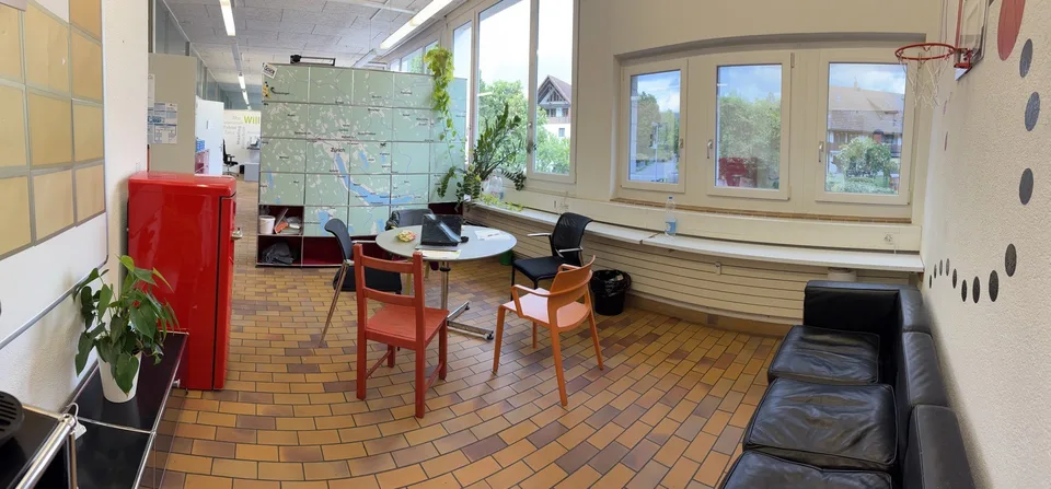 "helle Fabrikloft als Büro/Atelier" an ruhiger Lage von Riedikon