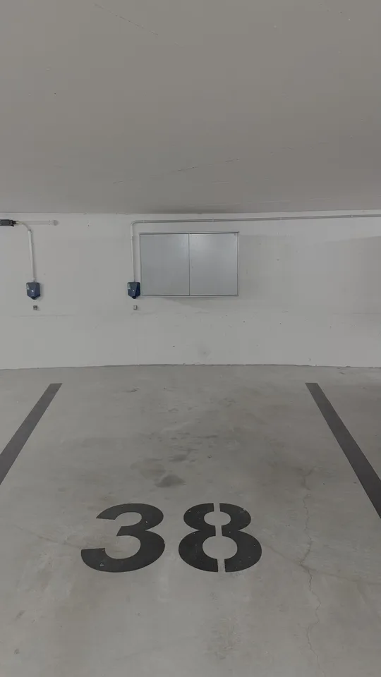 Zentraler Parkplatz in Tiefgarage unbefristet / Central underground space with EV charging, no fixed term