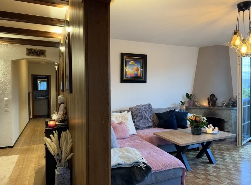 Charming 3.5-Room Apartment in Rüschlikon – Renovated Old Building with Balcony & Views