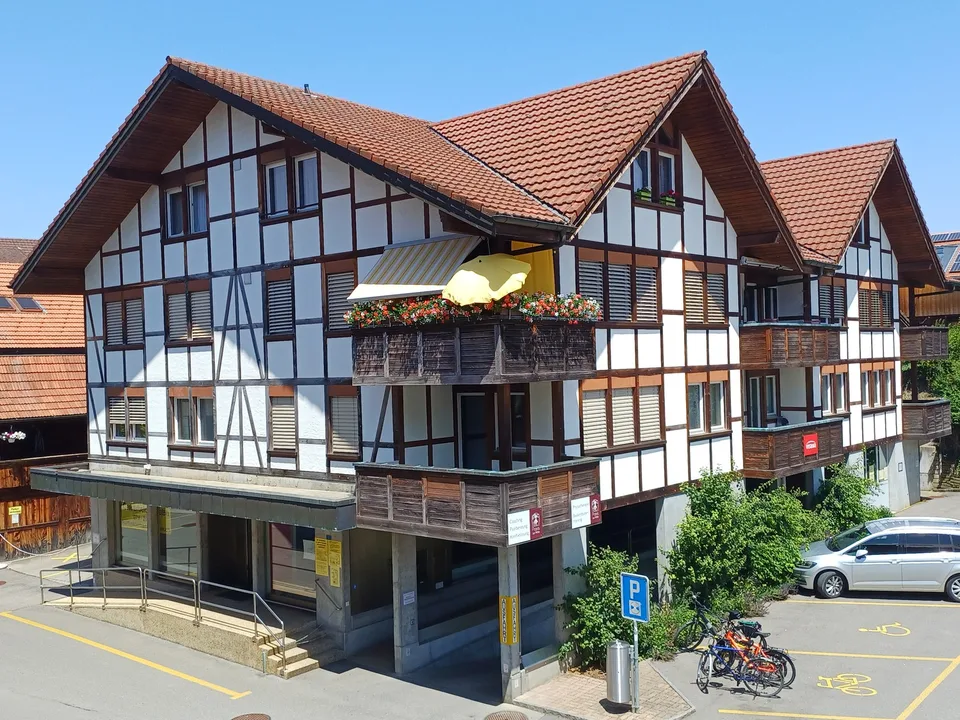 2 ½  Zimmer - Dachwohnung komplett renoviert, im 3. OG, Lift, Reduit, Waschküche gleich nebenan, Estrich- und Kellerabteil, auf Wunsch Einstellhallenplatz