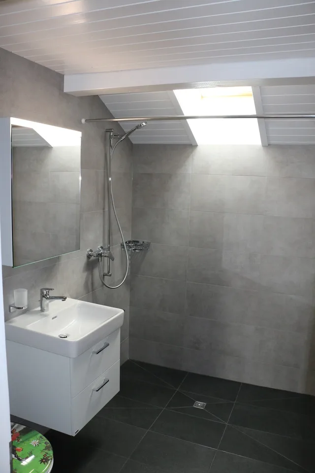 2 ½  Zimmer - Dachwohnung komplett renoviert, im 3. OG, Lift, Reduit, Waschküche gleich nebenan, Estrich- und Kellerabteil, auf Wunsch Einstellhallenplatz