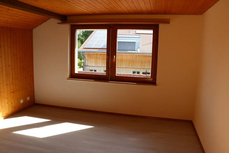 2 ½  Zimmer - Dachwohnung komplett renoviert, im 3. OG, Lift, Reduit, Waschküche gleich nebenan, Estrich- und Kellerabteil, auf Wunsch Einstellhallenplatz