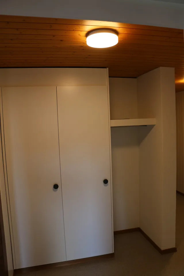2 ½  Zimmer - Dachwohnung komplett renoviert, im 3. OG, Lift, Reduit, Waschküche gleich nebenan, Estrich- und Kellerabteil, auf Wunsch Einstellhallenplatz