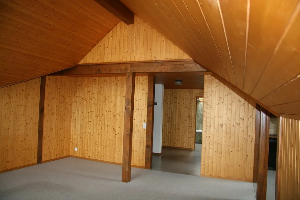2 ½  Zimmer - Dachwohnung komplett renoviert, im 3. OG, Lift, Reduit, Waschküche gleich nebenan, Estrich- und Kellerabteil, auf Wunsch Einstellhallenplatz
