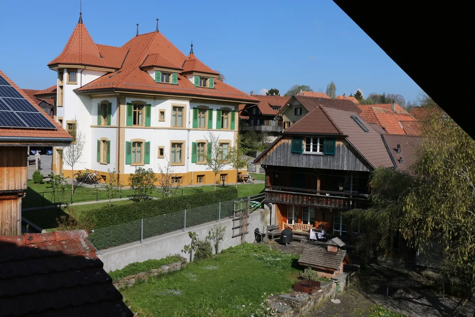 2 ½  Zimmer - Dachwohnung komplett renoviert, im 3. OG, Lift, Reduit, Waschküche gleich nebenan, Estrich- und Kellerabteil, auf Wunsch Einstellhallenplatz