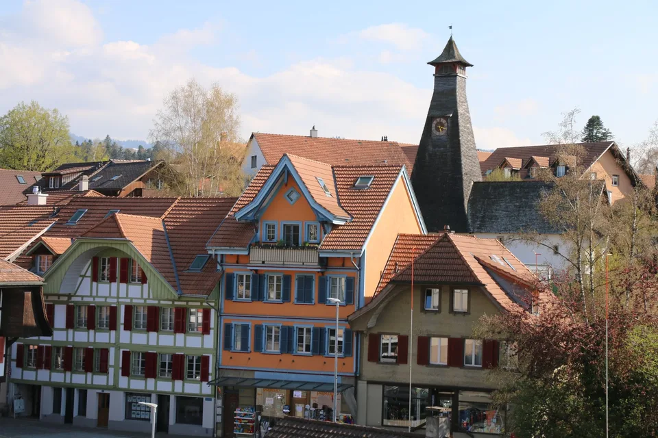 2 ½  Zimmer - Dachwohnung komplett renoviert, im 3. OG, Lift, Reduit, Waschküche gleich nebenan, Estrich- und Kellerabteil, auf Wunsch Einstellhallenplatz
