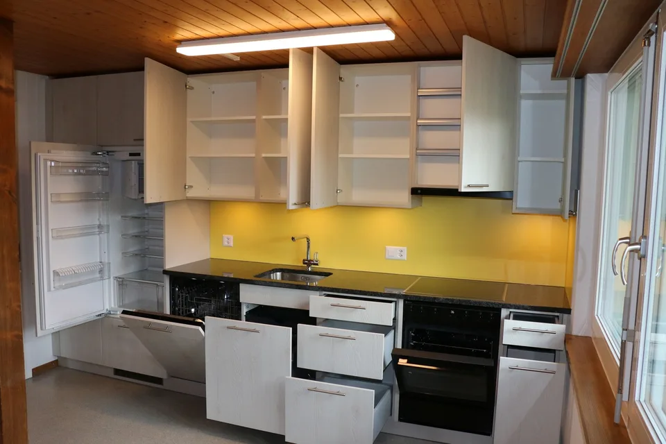2 ½  Zimmer - Dachwohnung komplett renoviert, im 3. OG, Lift, Reduit, Waschküche gleich nebenan, Estrich- und Kellerabteil, auf Wunsch Einstellhallenplatz