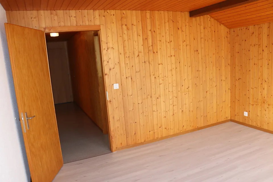 2 ½  Zimmer - Dachwohnung komplett renoviert, im 3. OG, Lift, Reduit, Waschküche gleich nebenan, Estrich- und Kellerabteil, auf Wunsch Einstellhallenplatz
