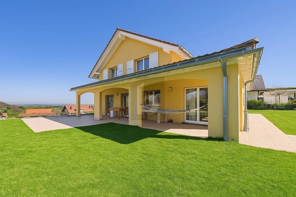 SUPERBE EXTÉRIEUR ET ESPACES DE VIE SPACIEUX