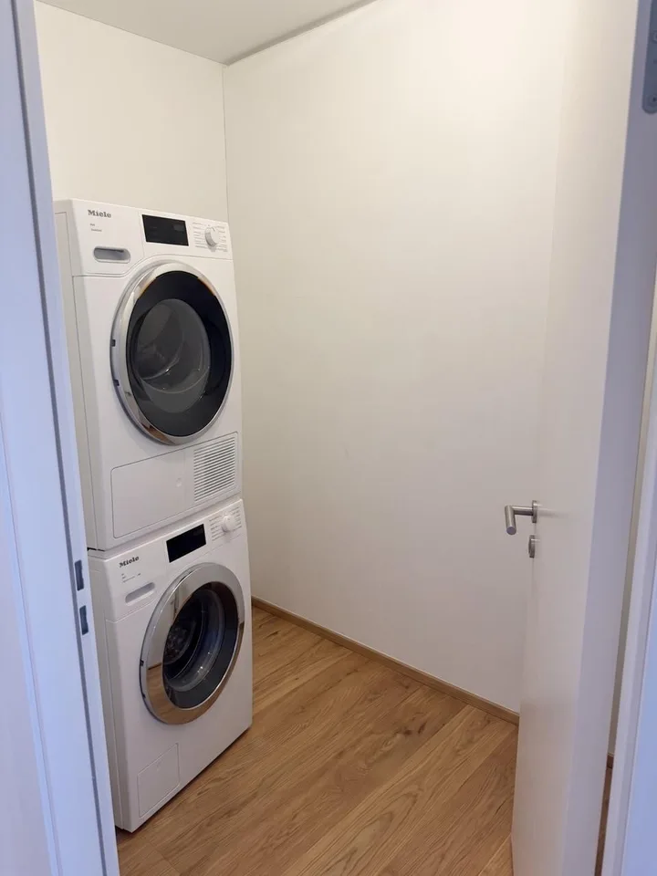 „Exklusive 4.5-Zimmer-Wohnung in Eigentumsstandard – atemberaubender Ausblick auf den Rheinfall"