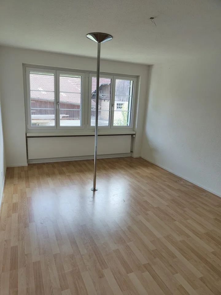 Moderne 6.5-Zimmer-Haushälfte mit Garten – viel Platz zum attraktiven Mietpreis