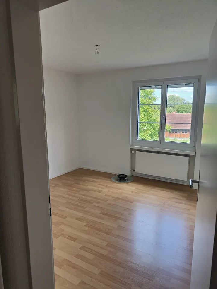 Moderne 6.5-Zimmer-Haushälfte mit Garten – viel Platz zum attraktiven Mietpreis