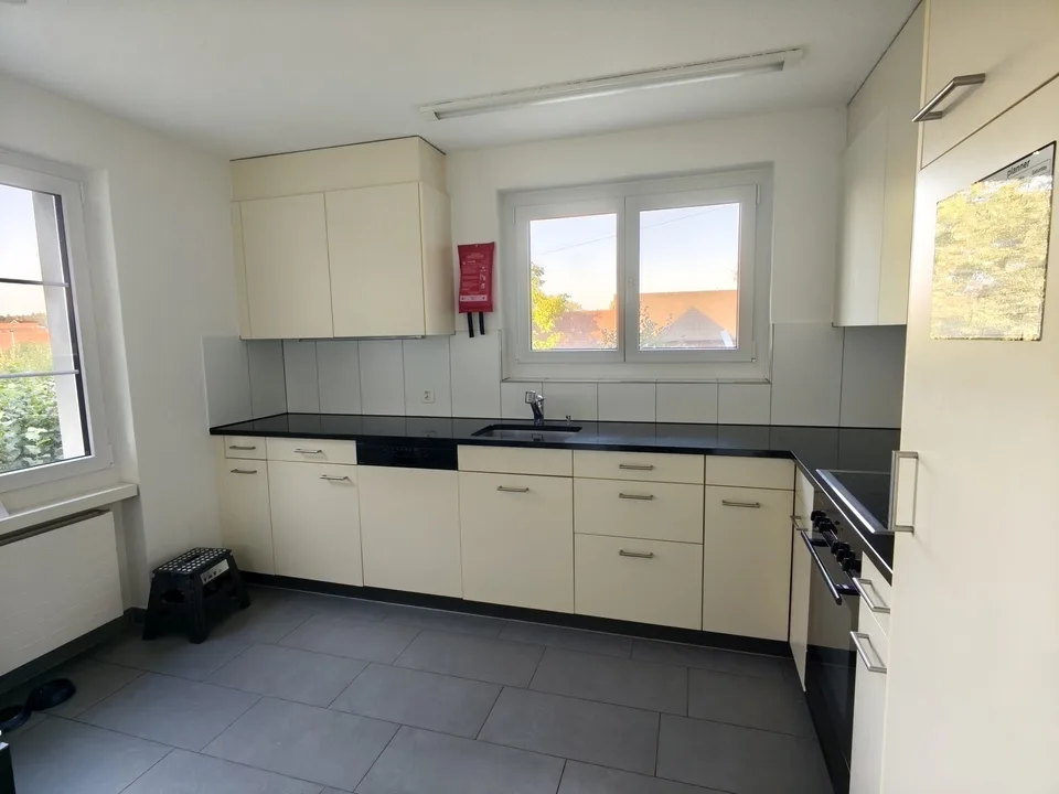 Moderne 6.5-Zimmer-Haushälfte mit Garten – viel Platz zum attraktiven Mietpreis