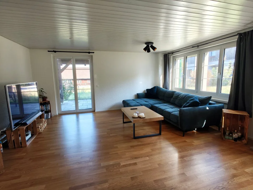 Moderne 6.5-Zimmer-Haushälfte mit Garten – viel Platz zum attraktiven Mietpreis