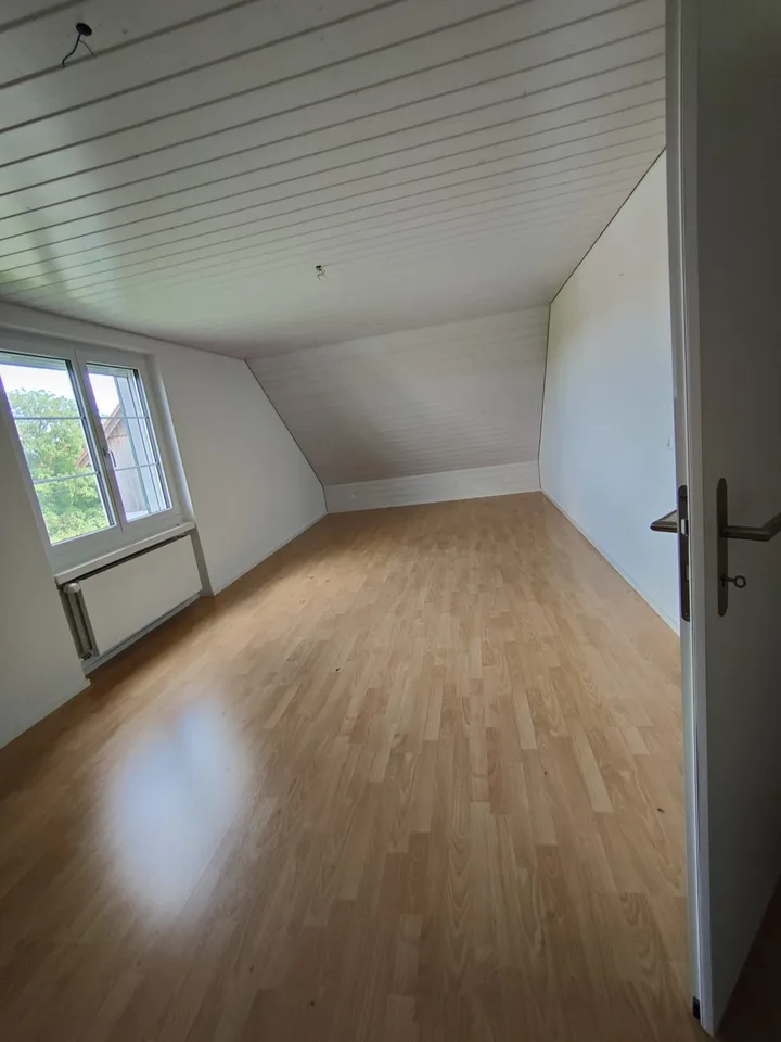 Moderne 6.5-Zimmer-Haushälfte mit Garten – viel Platz zum attraktiven Mietpreis
