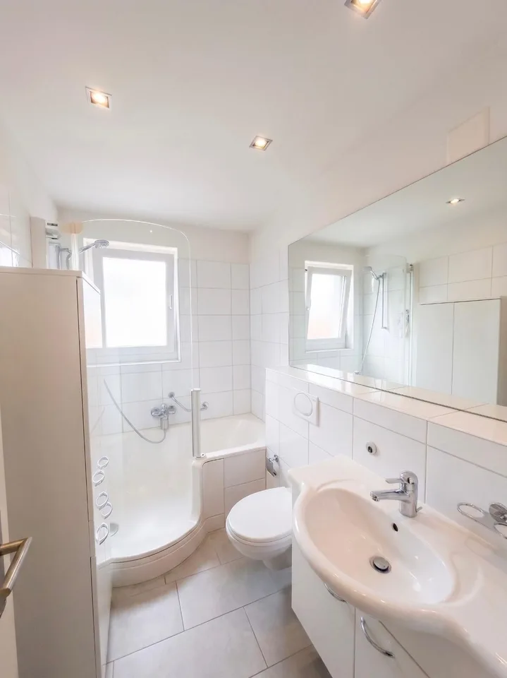 moderne und lichtdurchflutete 3-Zimmer-Wohnung mit Balkon in Horgen