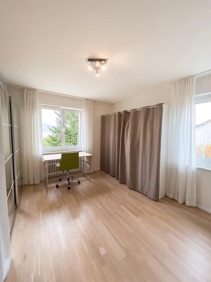 moderne und lichtdurchflutete 3-Zimmer-Wohnung mit Balkon in Horgen