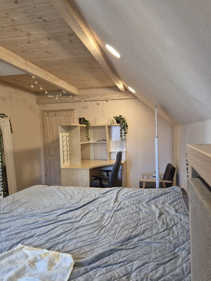 möbiliertes Zimmer für junge mitbewohnerin (unbedingt w, unbedingt jung, am liebsten u 30) gesucht