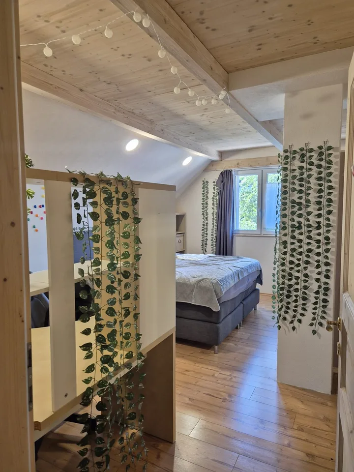 möbiliertes Zimmer für junge mitbewohnerin (unbedingt w, unbedingt jung, am liebsten u 30) gesucht