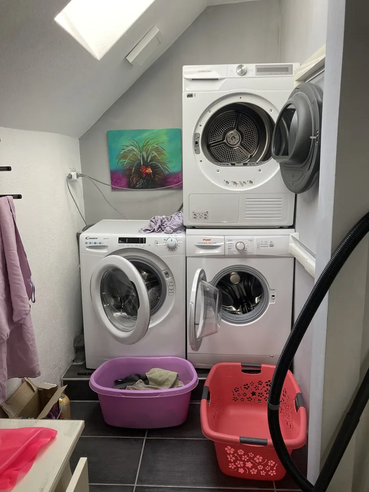 möbiliertes Zimmer für junge mitbewohnerin (unbedingt w, unbedingt jung, am liebsten u 30) gesucht