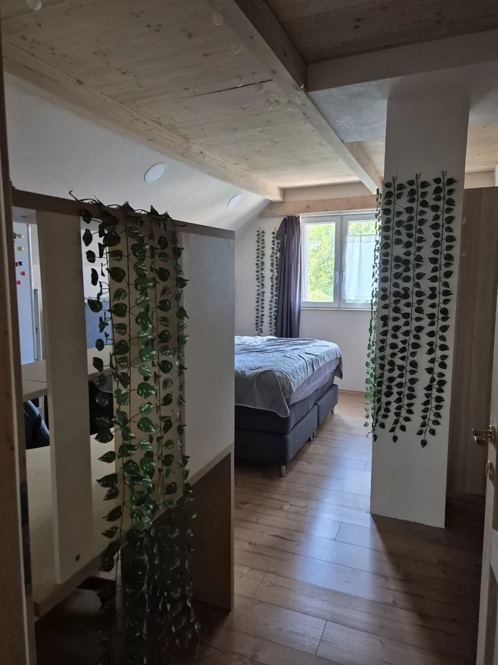 möbiliertes Zimmer für junge mitbewohnerin (unbedingt w, unbedingt jung, am liebsten u 30) gesucht