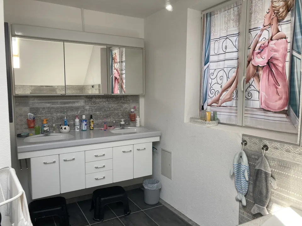 möbiliertes Zimmer für junge mitbewohnerin (unbedingt w, unbedingt jung, am liebsten u 30) gesucht