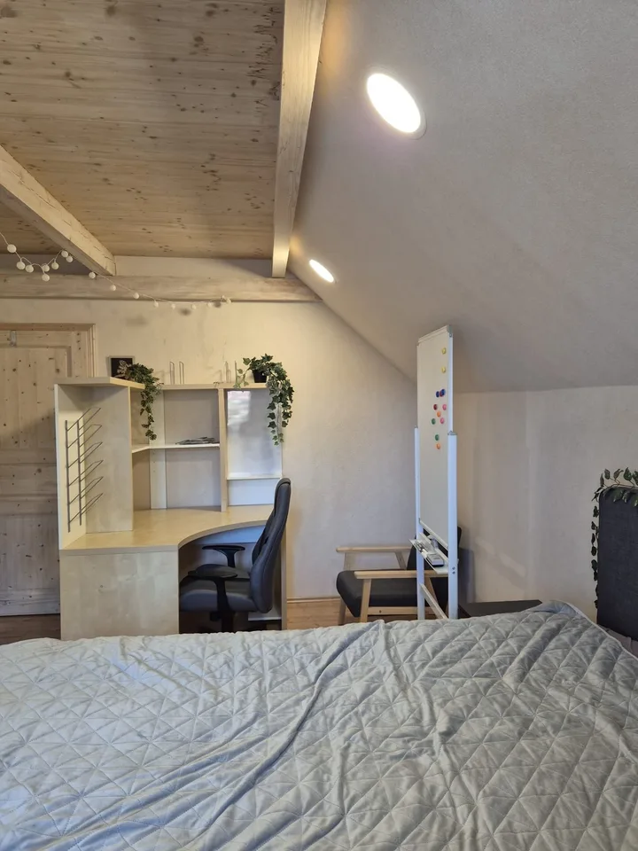 möbiliertes Zimmer für junge mitbewohnerin (unbedingt w, unbedingt jung, am liebsten u 30) gesucht