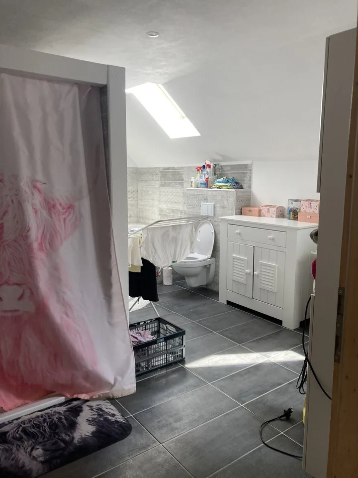 möbiliertes Zimmer für junge mitbewohnerin (unbedingt w, unbedingt jung, am liebsten u 30) gesucht