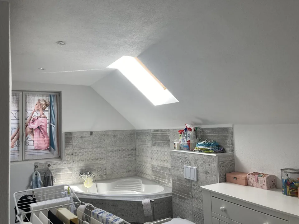 möbiliertes Zimmer für junge mitbewohnerin (unbedingt w, unbedingt jung, am liebsten u 30) gesucht