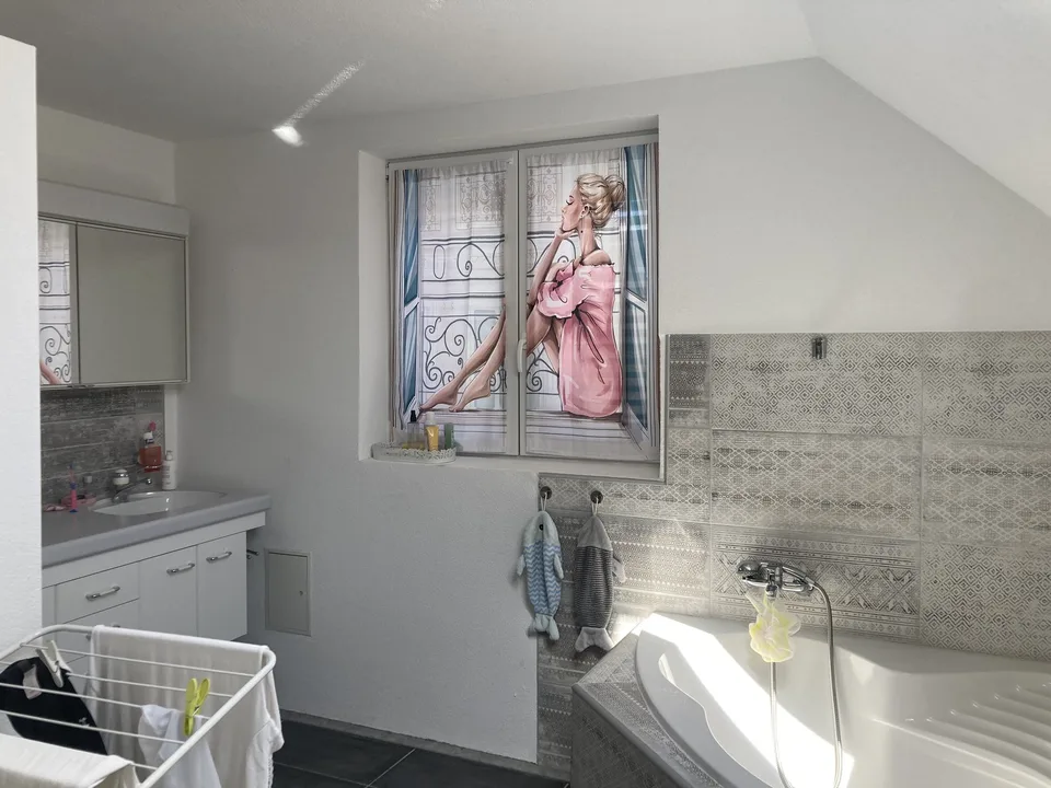 möbiliertes Zimmer für junge mitbewohnerin (unbedingt w, unbedingt jung, am liebsten u 30) gesucht