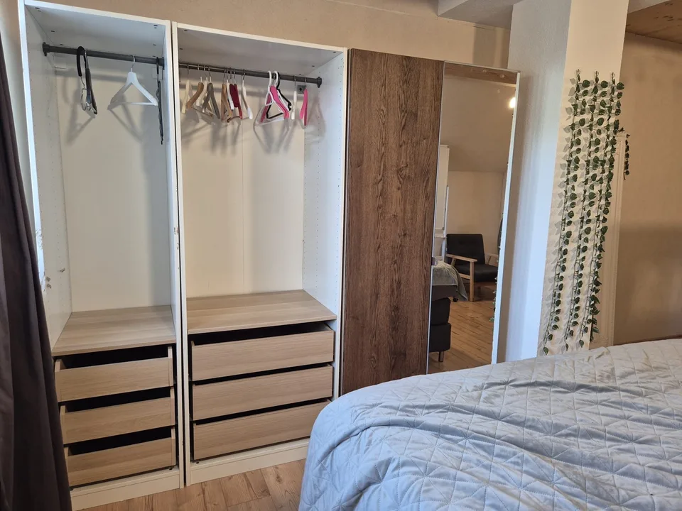 möbiliertes Zimmer für junge mitbewohnerin (unbedingt w, unbedingt jung, am liebsten u 30) gesucht