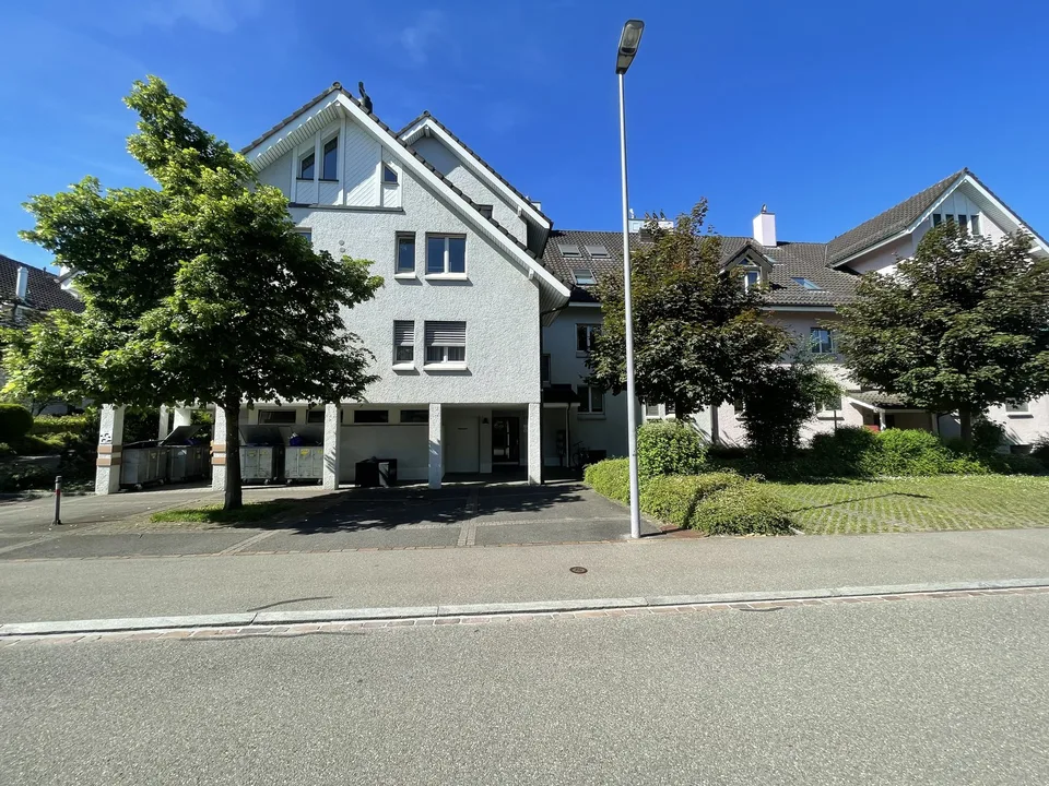 Exclusive, Fully Furnished 3.5-Room Gallery Apartment with Balcony and Fireplace in Schwerzenbach