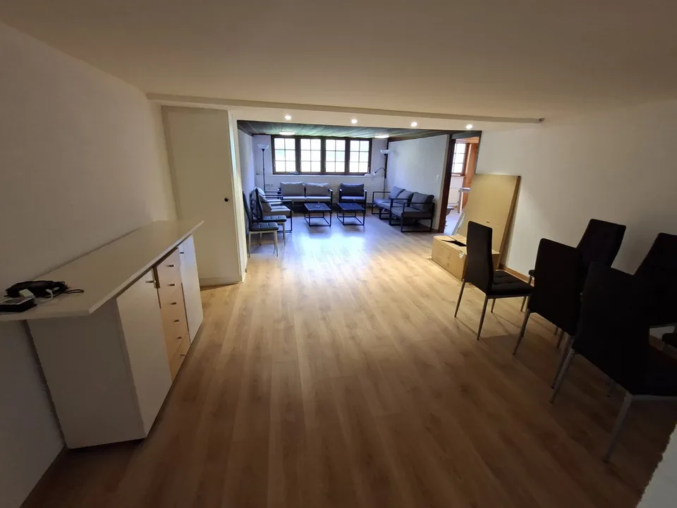 Grosses, möblieres WG-Zimmer mit Gartensitzplatz