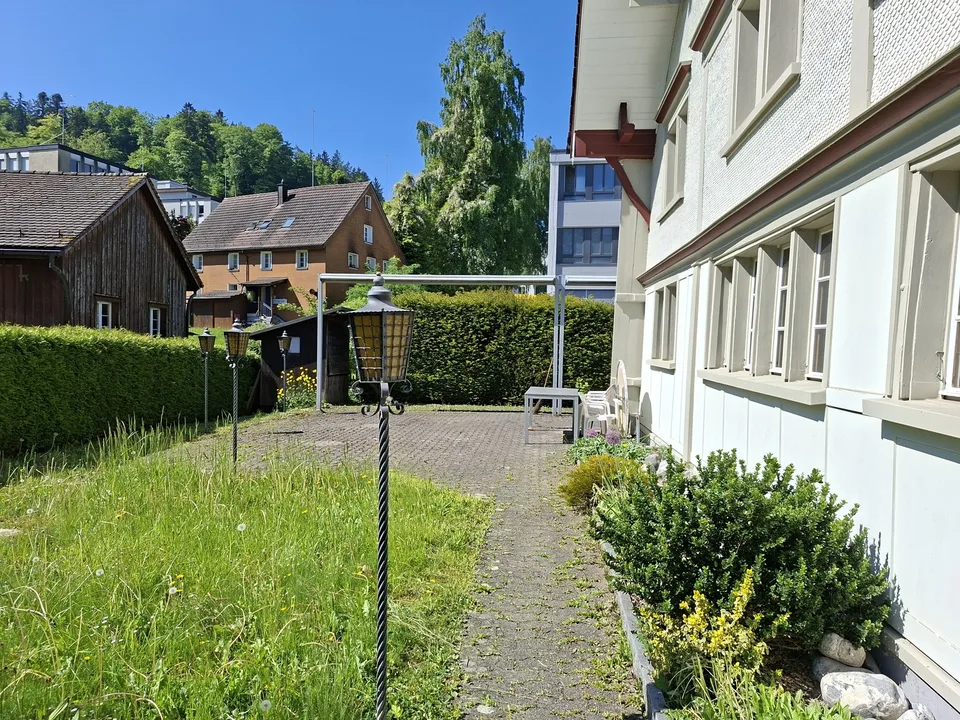Grosses, möblieres WG-Zimmer mit Gartensitzplatz