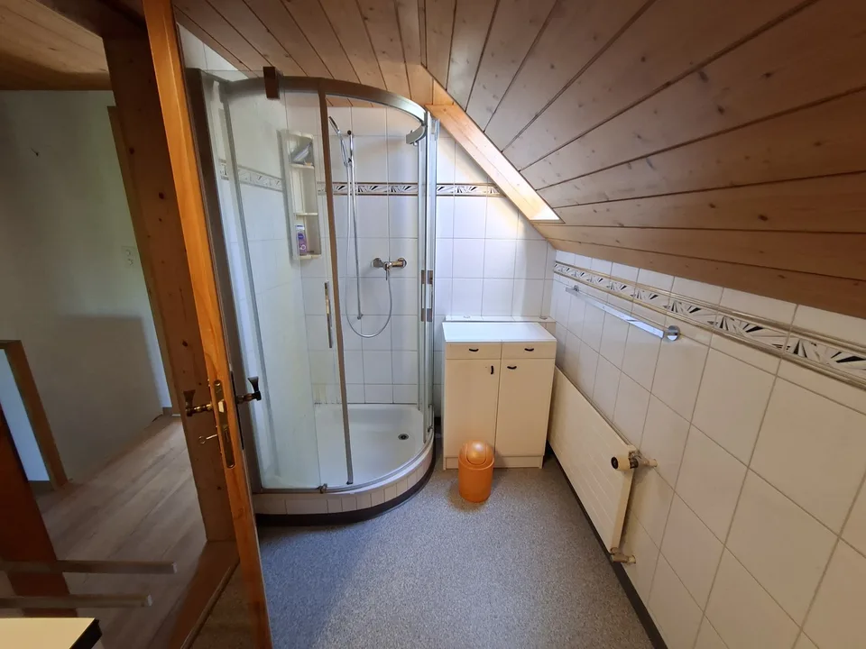 Grosses, möbliertes Zimmer in Studierendenhaus mit Garten