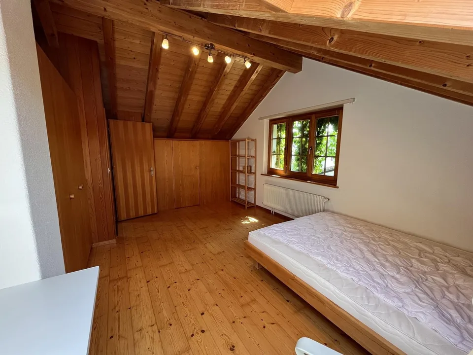 Grosses Dachzimmer in 4er WG / Spacious Attic Room in 4 Person Shared House