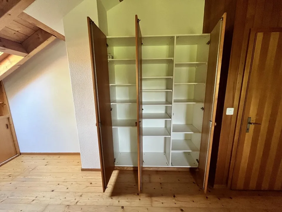 Grosses Dachzimmer in 4er WG / Spacious Attic Room in 4 Person Shared House