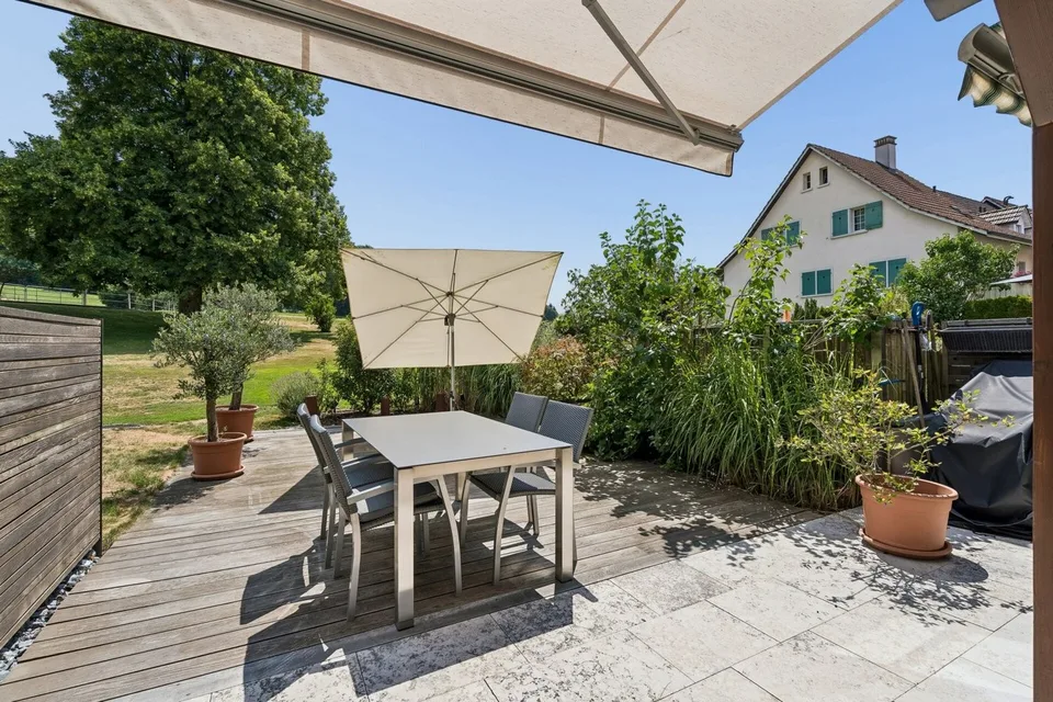 Casa a schiera moderna di 4,5 locali con giardino soleggiato