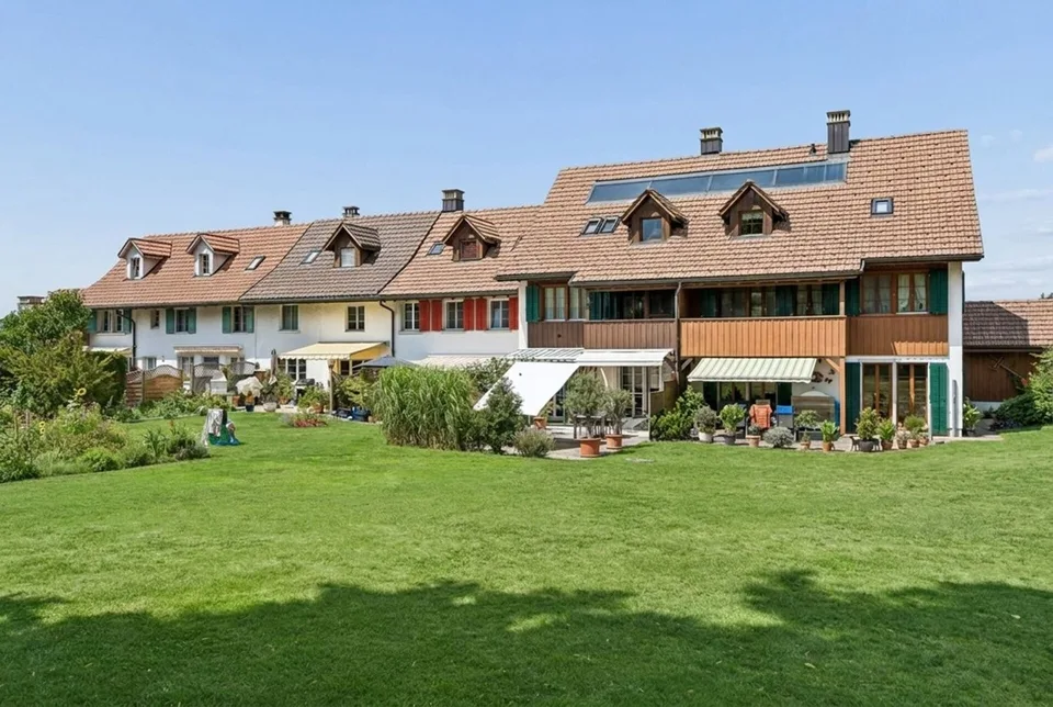 Casa a schiera moderna di 4,5 locali con giardino soleggiato