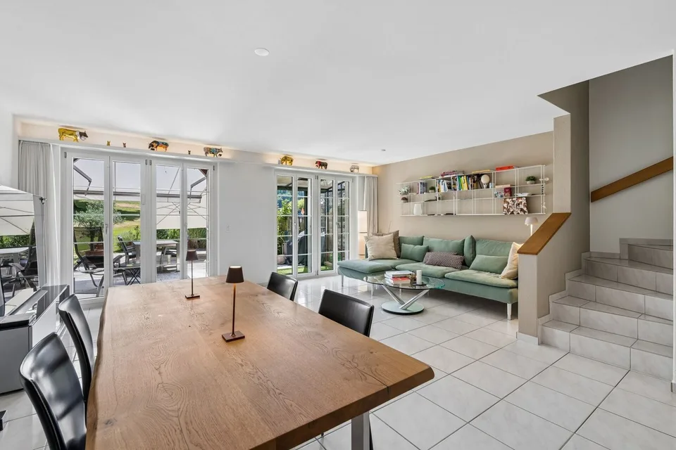 Casa a schiera moderna di 4,5 locali con giardino soleggiato