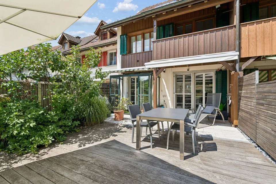 Casa a schiera moderna di 4,5 locali con giardino soleggiato