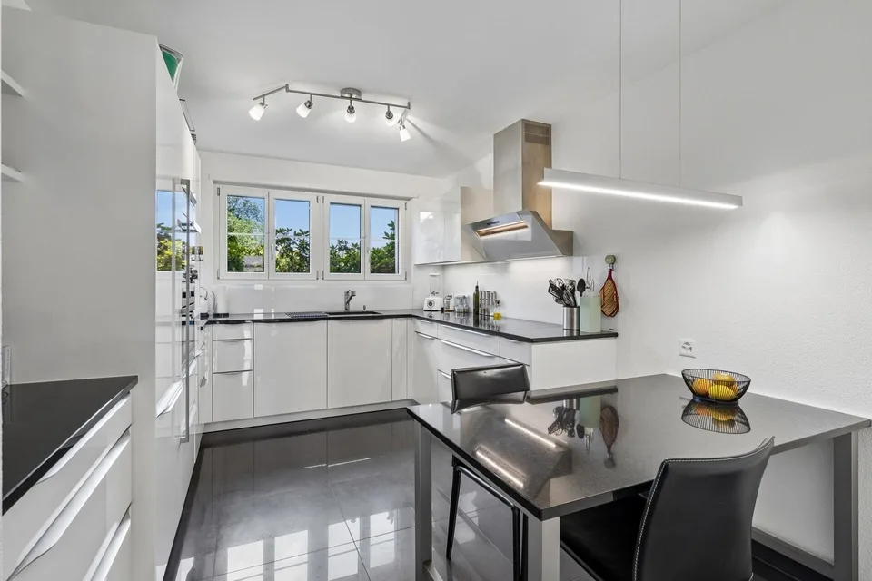 Casa a schiera moderna di 4,5 locali con giardino soleggiato