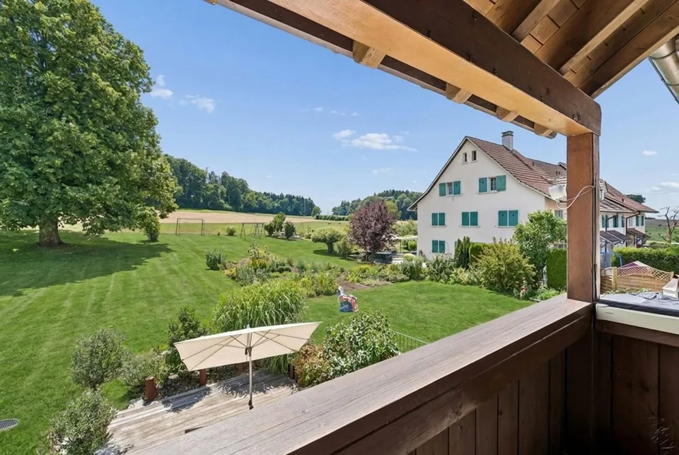 Casa a schiera moderna di 4,5 locali con giardino soleggiato