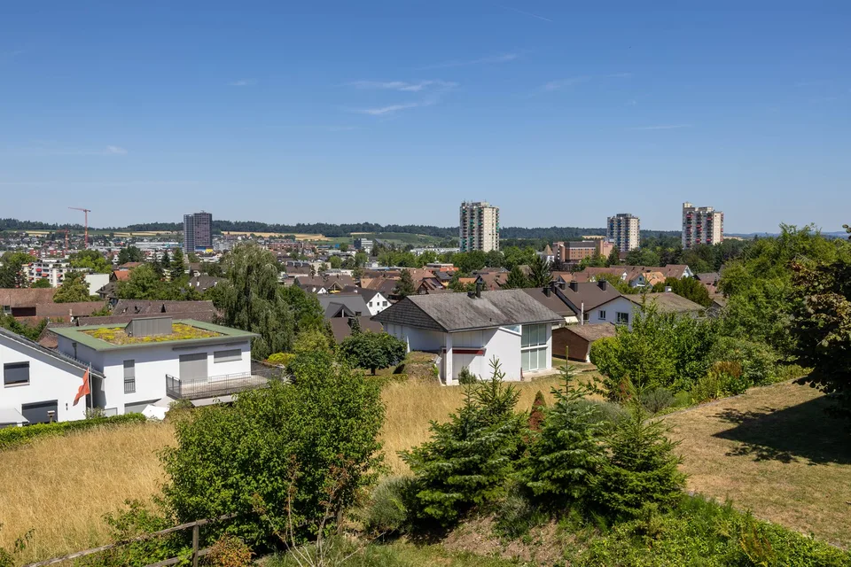Maison unifamiliale avec terrain environnant et parcelles voisines dégagées à louer