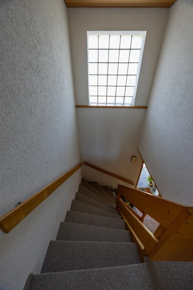 Maison unifamiliale avec terrain environnant et parcelles voisines dégagées à louer