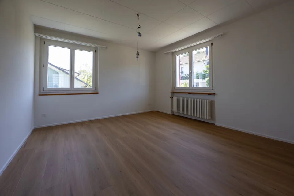 Maison unifamiliale avec terrain environnant et parcelles voisines dégagées à louer