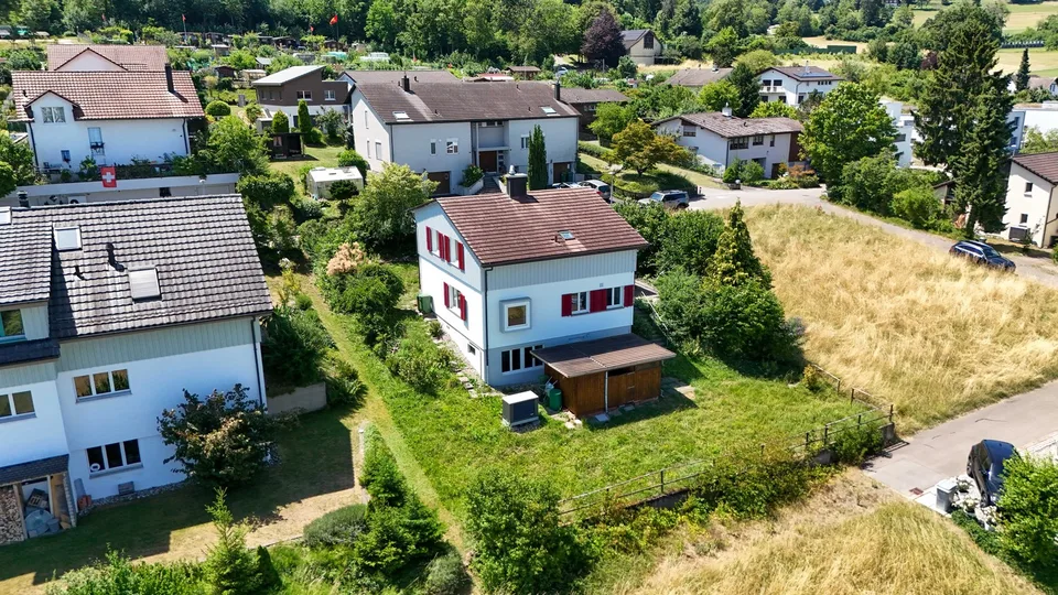 Maison unifamiliale avec terrain environnant et parcelles voisines dégagées à louer