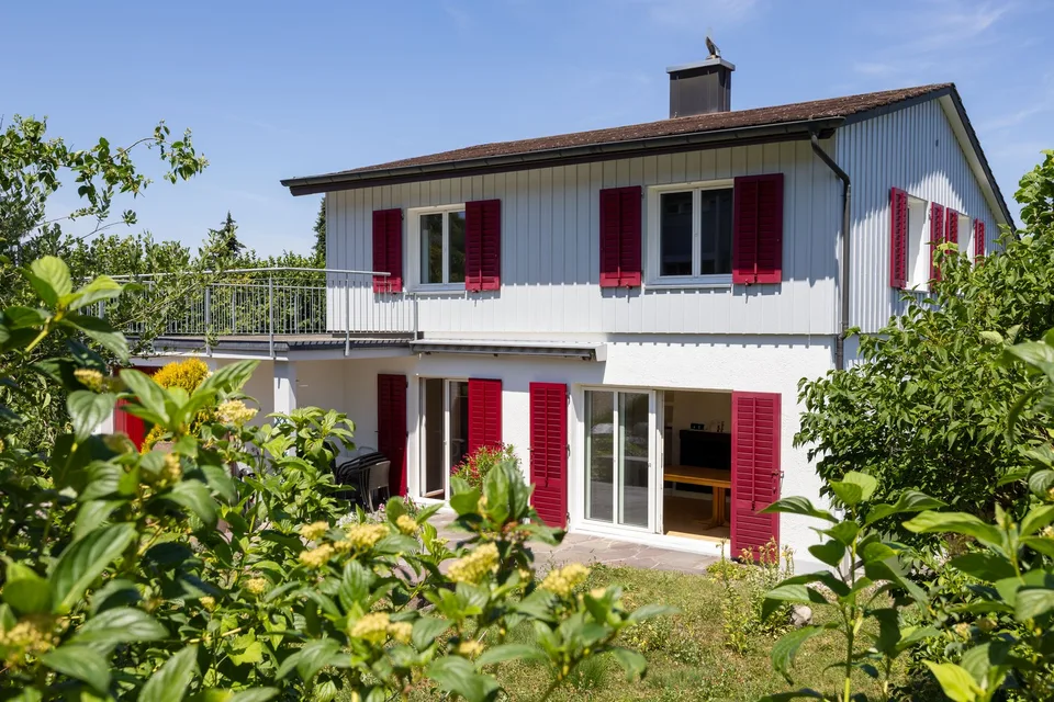 Maison unifamiliale avec terrain environnant et parcelles voisines dégagées à louer