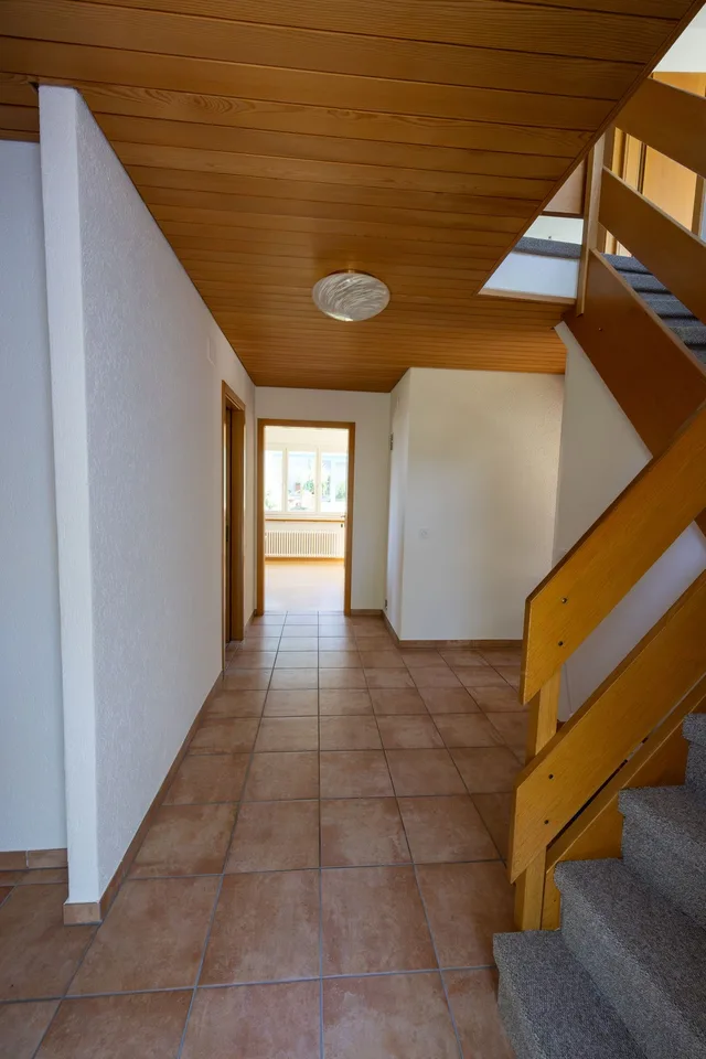 Maison unifamiliale avec terrain environnant et parcelles voisines dégagées à louer